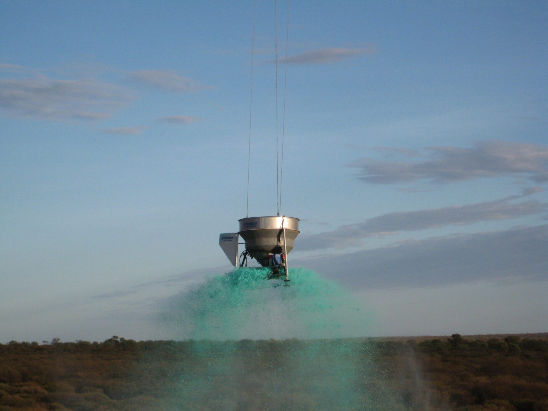 Heli_Bucket_Spraying